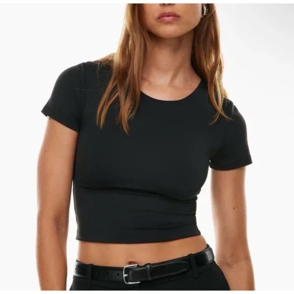 Aritzia Babaton Contour Crew Cropped Shirt